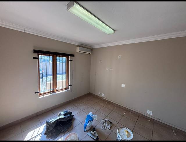 76M² BUSINESS TO LET IN CLUBVIEW